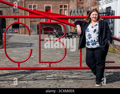 Porträt von Kirsty McNeill (schottischer Labour-Abgeordneter) am Eingang der NCB, National Mining Museum, Newtongrange, Midlothian, Schottland UK Stockfoto