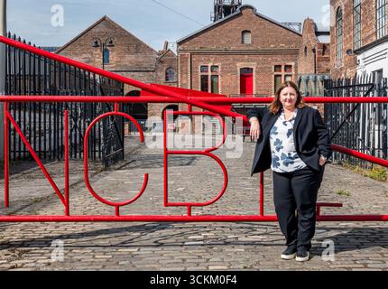 Porträt von Kirsty McNeill (schottischer Abgeordneter) am Eingang der NCB, National Mining Museum, Newtongrange, Midlothian, Schottland, UK Stockfoto