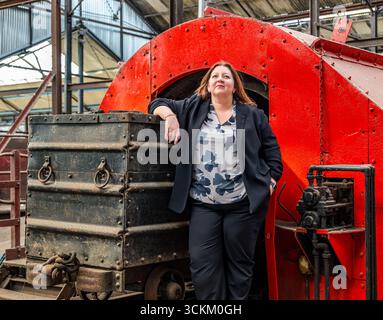 Porträt von Kirsty McNeill (schottischer Parlamentsabgeordneter) mit Kohlewagen oder -Wagen, National Mining Museum, Newtongrange, Midlothian, Schottland, UK Stockfoto
