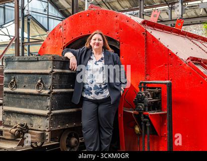 Porträt von Kirsty McNeill (schottischer Parlamentsabgeordneter) mit Kohlewagen oder -Wagen, National Mining Museum, Newtongrange, Midlothian, Schottland, UK Stockfoto