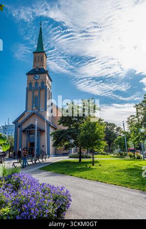 Tromsø, die arktische Hauptstadt, liegt auf einer kleinen Insel 350 Kilometer nördlich des Polarkreises und ist die größte Stadt in Nordnorwegen Stockfoto