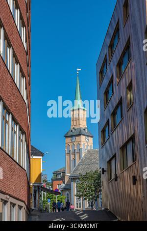 Tromsø, die arktische Hauptstadt, liegt auf einer kleinen Insel 350 Kilometer nördlich des Polarkreises und ist die größte Stadt in Nordnorwegen Stockfoto