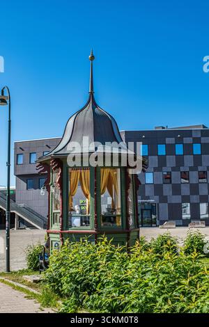Tromsø, die arktische Hauptstadt, liegt auf einer kleinen Insel 350 Kilometer nördlich des Polarkreises und ist die größte Stadt in Nordnorwegen Stockfoto