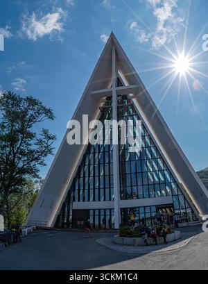 Tromsø, die arktische Hauptstadt, liegt auf einer kleinen Insel 350 Kilometer nördlich des Polarkreises und ist die größte Stadt in Nordnorwegen Stockfoto