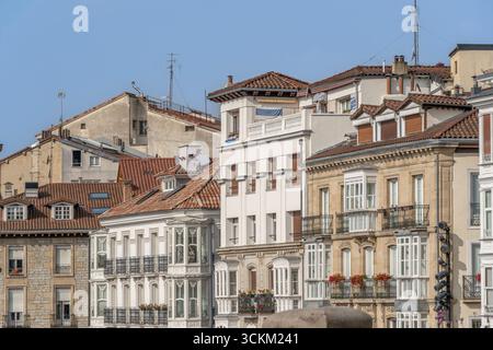 Historische Gebäudefassaden Mit Traditioneller Architektur In Der Altstadt Von Vitoria Gasteiz Spanien. Farbenfrohe Häuser, Ziegeldächer, Eiserne Balkone, Baskisch Stockfoto