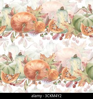 Verschiedene Kürbisse, Herbstblätter und Waldgeschenke in sanften neutralen Farbtönen, nahtloses Aquarellmuster. Handgemalte botanische Ernte wiederholtes Design Stockfoto