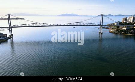 Panoramablick auf die große Hercílio Luz-Brücke über das Meer und die zentrale Region der Hauptstadt Florianópolis, Santa Catarina Stockfoto