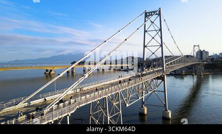 Aus der Vogelperspektive auf die Hercílio Luz-Brücke, Pedro Ivo Campos und Colombo Salles in der Innenstadt von Florianópolis, Hauptstadt von Santa Catarina, Brasilien. Stockfoto