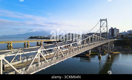 Aus der Vogelperspektive auf die Hercílio Luz-Brücke, Pedro Ivo Campos und Colombo Salles in der Innenstadt von Florianópolis, Hauptstadt von Santa Catarina, Brasilien. Stockfoto