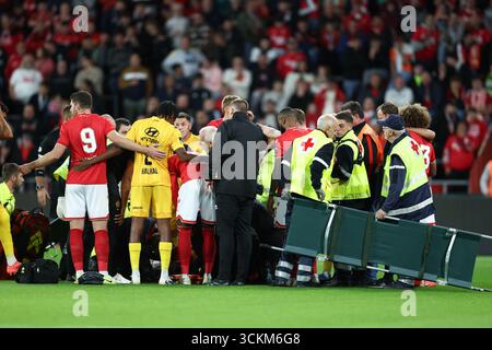 Lüttich, Belgien. September 2025. Rote-Kreuz-Agenten in Aktion während eines Fußballspiels zwischen Standard de Lüttich und KV Mechelen am Freitag, den 12. September 2025 in Lüttich, am 7. Tag der ersten Liga der Jupiler Pro League 2025-2026 der belgischen Meisterschaft. BELGA FOTO BRUNO FAHY Credit: Belga News Agency/Alamy Live News Stockfoto