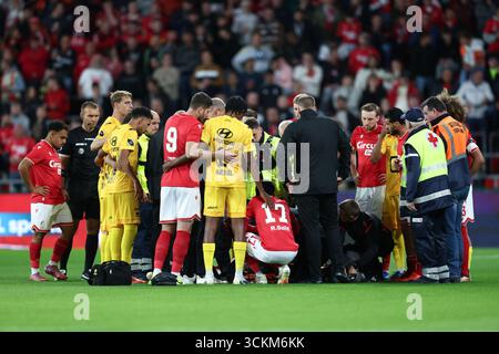 Lüttich, Belgien. September 2025. Rote-Kreuz-Agenten in Aktion während eines Fußballspiels zwischen Standard de Lüttich und KV Mechelen am Freitag, den 12. September 2025 in Lüttich, am 7. Tag der ersten Liga der Jupiler Pro League 2025-2026 der belgischen Meisterschaft. BELGA FOTO BRUNO FAHY Credit: Belga News Agency/Alamy Live News Stockfoto