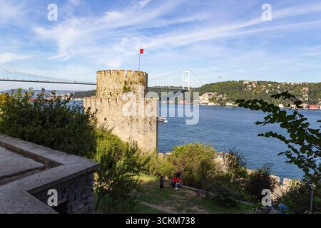 Historisches Schloss rumeli hisarı und die moderne fatih-Sultan-mehmet-Brücke, Istanbul, Türkei Stockfoto