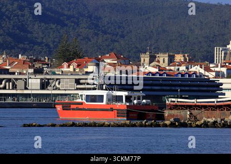 Viana do Castelo, Portugal - 11. März 2024: Panoramablick auf Viana mit einem Boot im Hafen und der Basilika Santa Luzia auf dem Hügel Stockfoto