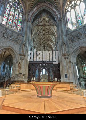 Achteckiger Altar unter der achteckigen Turmkuppel an der christlichen Kathedrale in Ely, England. Stockfoto