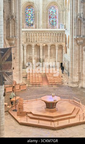 Achteckiger Altar unter der achteckigen Turmkuppel an der christlichen Kathedrale in Ely, England. Stockfoto