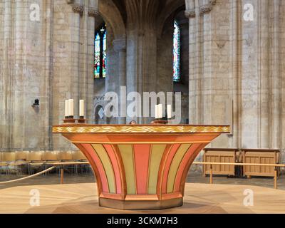 Achteckiger Altar unter der achteckigen Turmkuppel an der christlichen Kathedrale in Ely, England. Stockfoto