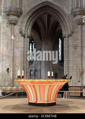 Achteckiger Altar unter der achteckigen Turmkuppel an der christlichen Kathedrale in Ely, England. Stockfoto