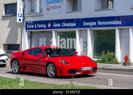 Nancy, Frankreich - Blick auf einen roten Ferrari F430, der auf einer Straße fährt. Stockfoto