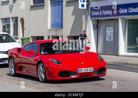 Nancy, Frankreich - Blick auf einen roten Ferrari F430, der auf einer Straße fährt. Stockfoto