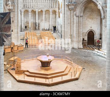 Achteckiger Altar unter der achteckigen Turmkuppel an der christlichen Kathedrale in Ely, England. Stockfoto