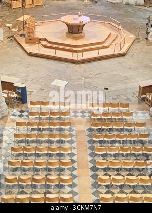 Achteckiger Altar unter der achteckigen Turmkuppel an der christlichen Kathedrale in Ely, England. Stockfoto