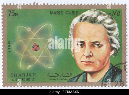 SHARJAH - 1972: 75 Dirham mehrfarbige Briefmarke mit Porträt von Marie Skłodowska Curie (1867–1934). Maria Salomea Skłodowska-Curie, bekannt als Marie Curie, war eine polnische und eingebürgerte französische Physikerin und Chemikerin, die Pionierforschung über Radioaktivität durchführte. Sie war die erste Frau, die einen Nobelpreis gewann, die erste Person, die zweimal einen Nobelpreis gewann, und die einzige Person, die einen Nobelpreis in zwei wissenschaftlichen Bereichen gewann. Ihr Ehemann Pierre Curie war Mitgewinner ihres ersten Nobelpreises, was sie zum ersten verheirateten Paar machte, das den Nobelpreis gewann und das Erbe der Familie Curie hervorbrachte Stockfoto