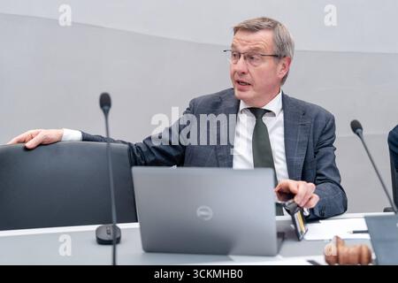 11. SEPTEMBER 2025 Niederländisch Tweede Kamer Plenardebatte DEN HAAG, NIEDERLANDE - 11. SEPTEMBER: Harry Bevers VVD während der Plenardebatte im Tweede Kamer am 11. September 2025 in den Haag Tweede Kamer Niederlande den Haag Tweede Kamer Niederlande Inhalte können nicht direkt oder indirekt über Dritte weiterverbreitet werden. Copyright: XJohnxBeckmannx Stockfoto