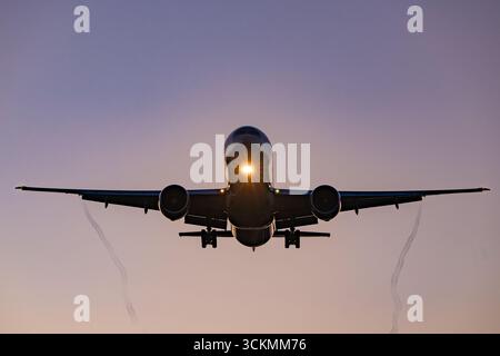 Modernes Langstreckenflugzeug Airbus A350 landet bei Sonnenaufgang in London Heathrow. Stockfoto