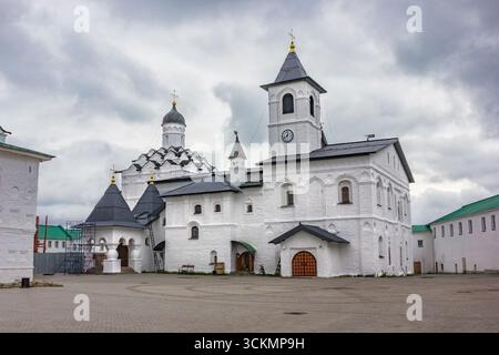 Das Alexander-Svirsky-Kloster Der Heiligen Dreifaltigkeit. Kirche der Fürsprache der Heiligen Jungfrau mit Refektorium. Svirstroy. Russland Stockfoto