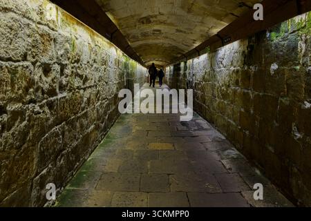 Valletta, Malta - 3. März 2025: Unterirdischer Steintunnel mit gewölbter Decke zum Malta Experience Besucherzentrum in Valletta, Malta. Stockfoto