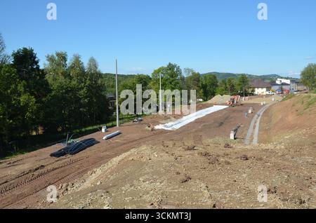 Malerischer Blick auf die Beskid Mountains mit einem Hügel und einer Kirche im Hintergrund. Stockfoto