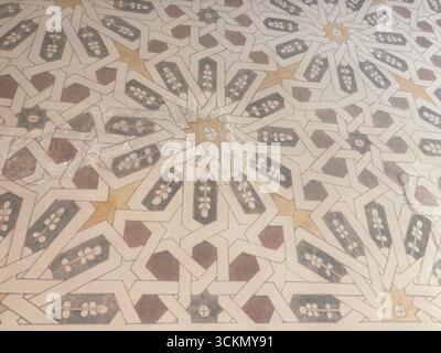 Lebendiger Fliesenboden im islamischen Stil in Spanien mit geometrischen Mustern und Arabesken in einem historischen andalusischen Ambiente. Stockfoto