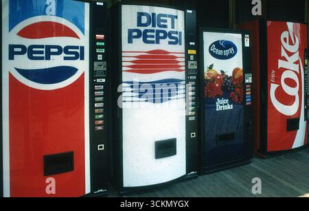 Eine Reihe von Getränkeautomaten in den USA, ca. 1994 Stockfoto