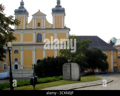 Besucher bewundern die bezaubernde Architektur der Kirche St. Antonius von Padua in Posen, Polen, während sie die friedliche Atmosphäre der Umgebung genießen Stockfoto