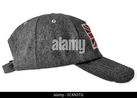 Eine graue Baseballmütze mit britischer Flagge auf weißem Hintergrund, isoliert. Stockfoto