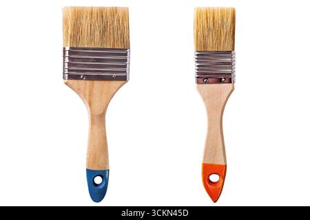 Ein Satz Pinsel unterschiedlicher Größe auf weißem Hintergrund, isoliert. Stockfoto