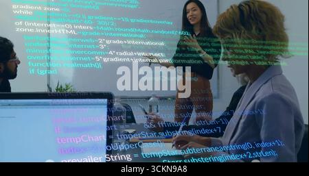 Vorgestellte indische Frau, die im Konferenzraum Code vorführt, mit Laptops und Projektor Stockfoto