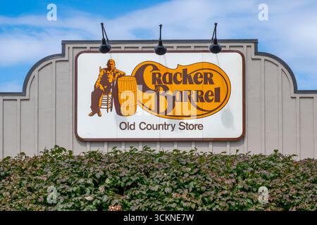Olathe, Kansas. Cracker Barrel Old Country Store mit seiner gutbürgerlichen Country-Küche ist ein Kettenrestaurant, das amerikanische Gerichte serviert und auch eine hat Stockfoto
