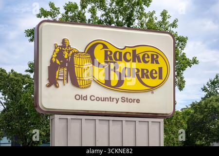 Olathe, Kansas. Cracker Barrel Old Country Store mit seiner gutbürgerlichen Country-Küche ist ein Kettenrestaurant, das amerikanische Gerichte serviert und auch eine hat Stockfoto