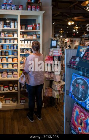 Olathe, Kansas. Eine Frau, die Kerzen im Cracker-Barrel Old Country Store kauft, mit seiner gutbürgerlichen Country-Küche und einem Restaurant, das Amerika serviert Stockfoto