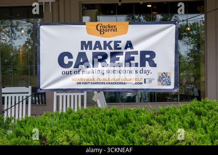 Olathe, Kansas. Career Hiring Sign im Cracker Barrel Old Country Store mit seiner gutbürgerlichen Country Cooking ist ein Kettenrestaurant mit amerikanischer Küche Stockfoto