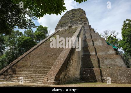 Flores, Guatemala - 12. Juni 2025: Tempel V in Tikal, Ruinen einer alten Maya-Stadt in Flores, Département Peten, Guatemala. Stockfoto