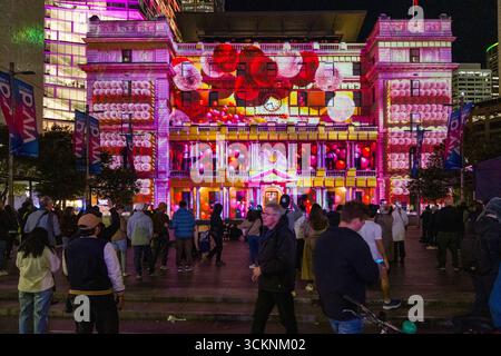 Beleuchtetes Zollhaus mit lebendigen Kaleidoskop-Mustern während Vivid Sydney, Central Business District, Sydney, New South Wales, Australien Stockfoto