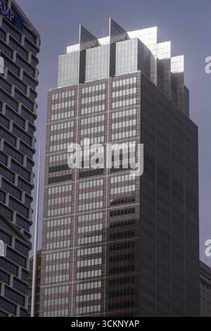 Governor Phillip Tower mit moderner Architektur mit klaren geometrischen Linien und einer reflektierenden Fassade in einer urbanen Umgebung, Sydney Stockfoto