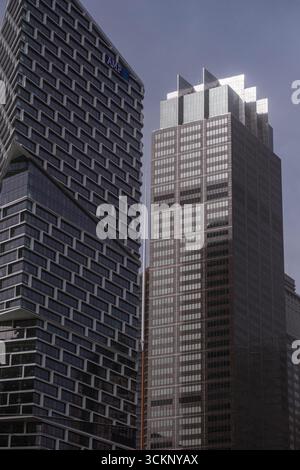Quay Quarter Tower und Governor Phillip Tower zeigen innovatives architektonisches Design, das die städtische Entwicklung und das zeitgenössische Stadtbild betont Stockfoto