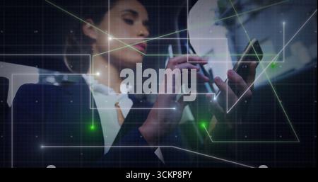 Smartphone mit Eingabestift halten, Frau im dunklen Blazer mit digitaler Netzwerküberlagerung im Büro Stockfoto