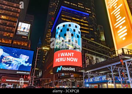 New York, NY, USA - 4. November 2023: Times Square Advertisements Stockfoto