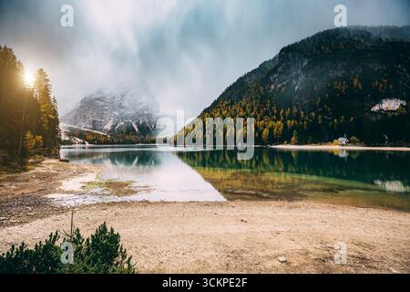 Tolle Szene der Pragser Wildsee. Beliebte Touristenattraktion. Lage Ort Dolomiti, Nationalpark Fanes-Sennes-Prags, Italien. E Stockfoto