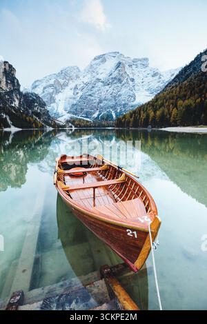 Tolle Szene der Pragser Wildsee. Lage Place Dolomiti Nationalpark Fanes-Sennes-Prags, Italien. Europa. Сross Retro verarbeitet Stockfoto