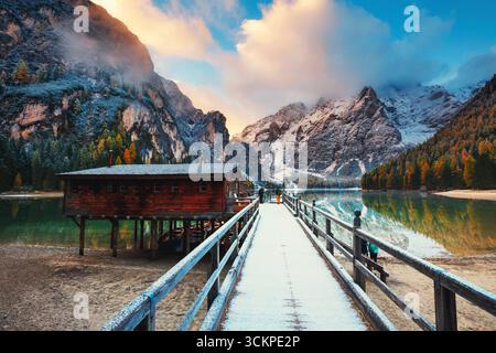 Tolle Szene der Pragser Wildsee. Lage Place Dolomiti Nationalpark Fanes-Sennes-Prags, Italien. Europa. Сross Retro verarbeitet Stockfoto